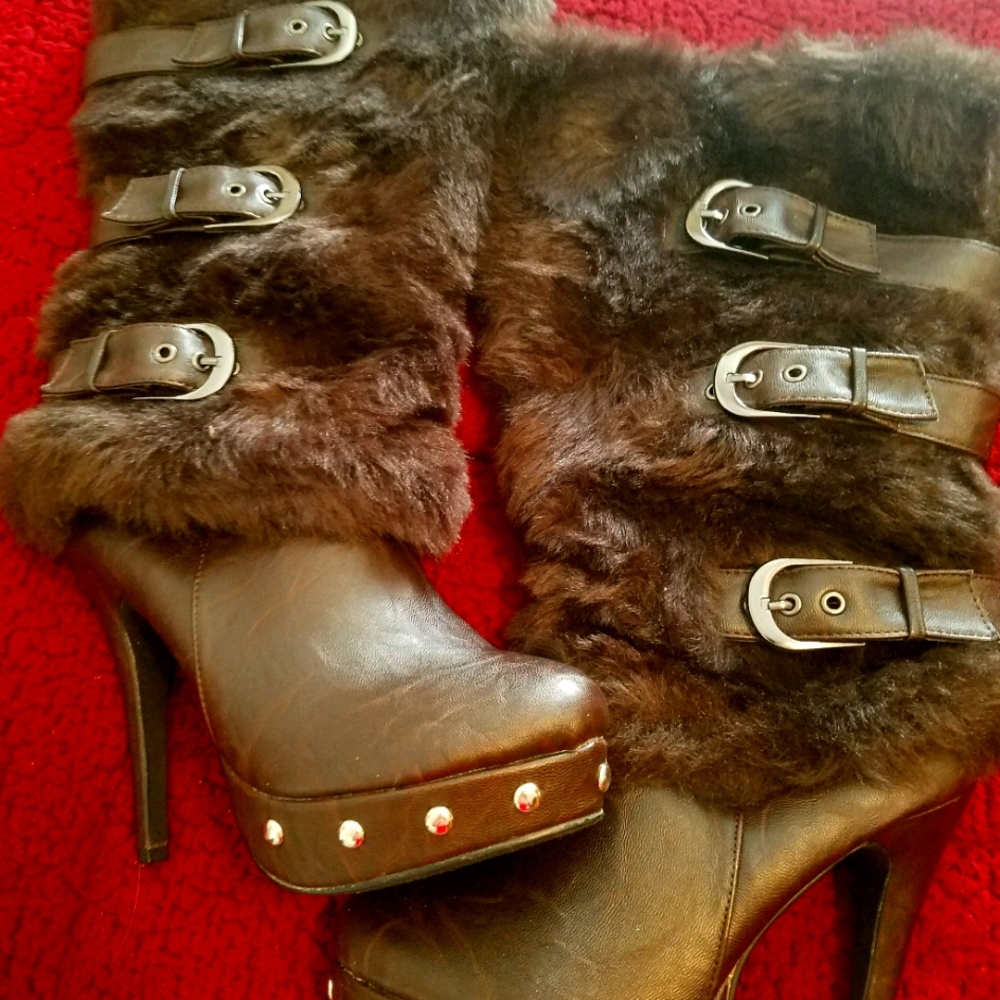 Dark brown fur boots/ Very lightly used and